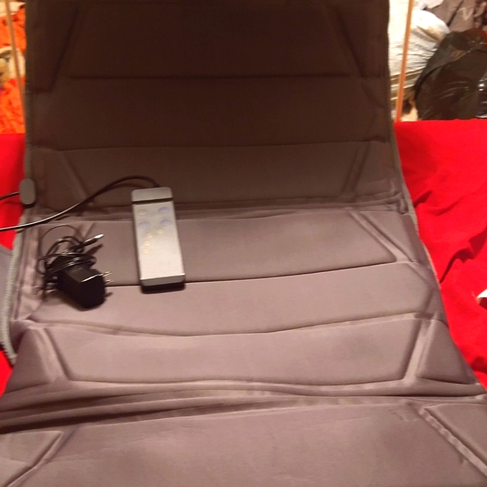 Massaging pad w/remote NWOT